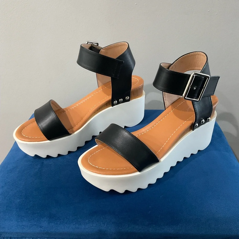Comfort Est 1946 brand. Black and white sandals size 8.